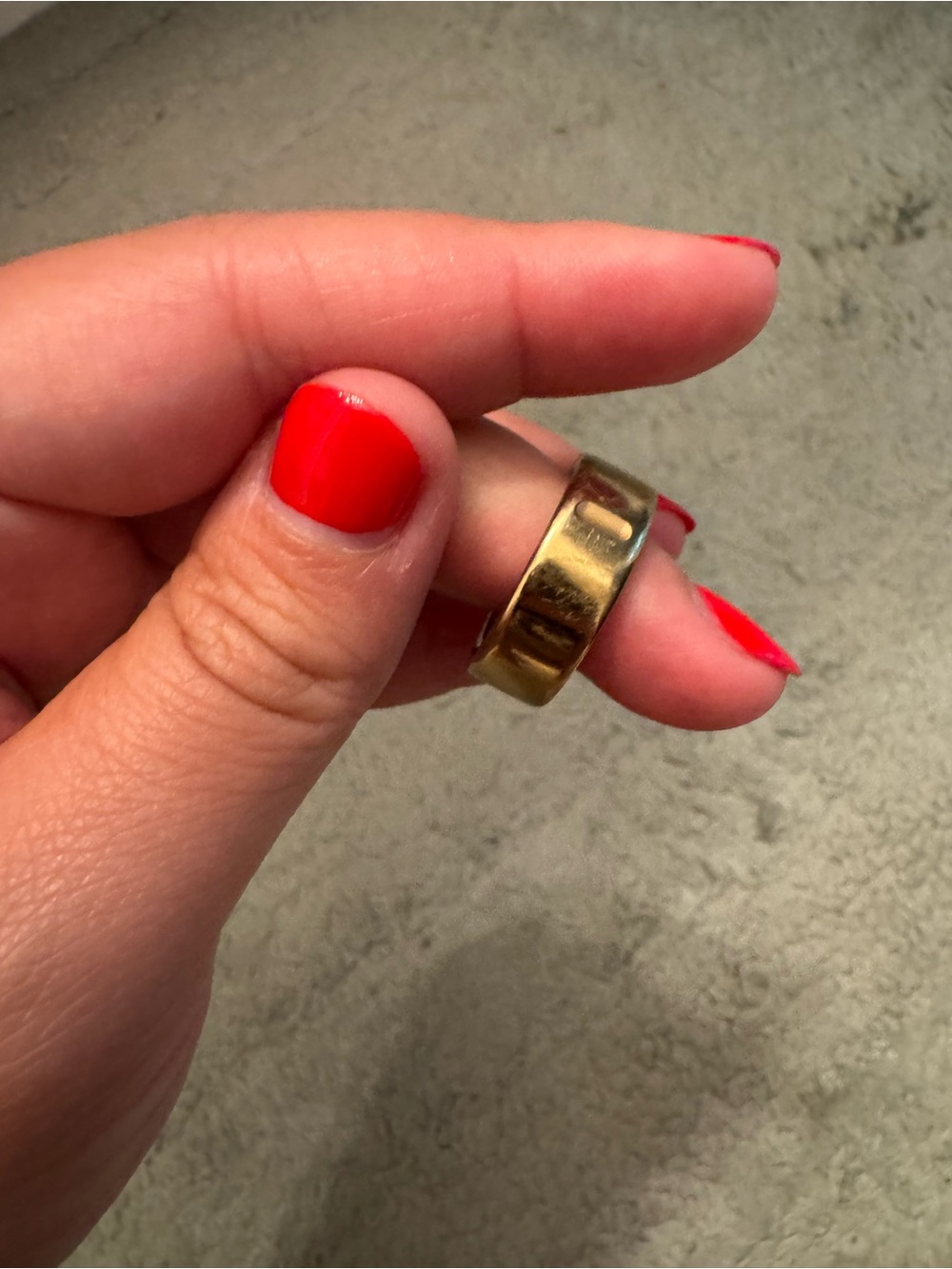 Oura Ring 4 - Gold Size 8 - Picture 3 of 3